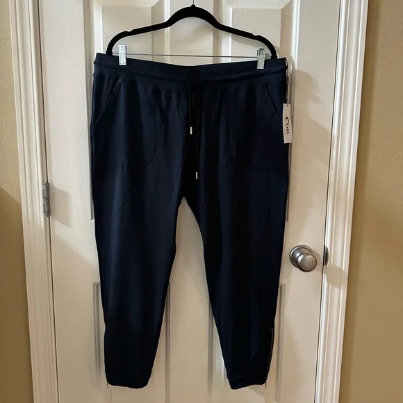 ZYIA Pants Jumpsuits Zyia Navy Peak Zipper Joggers Short